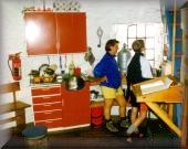 Dorte og Jcaob inspekserer køkkenet i Skålahytten